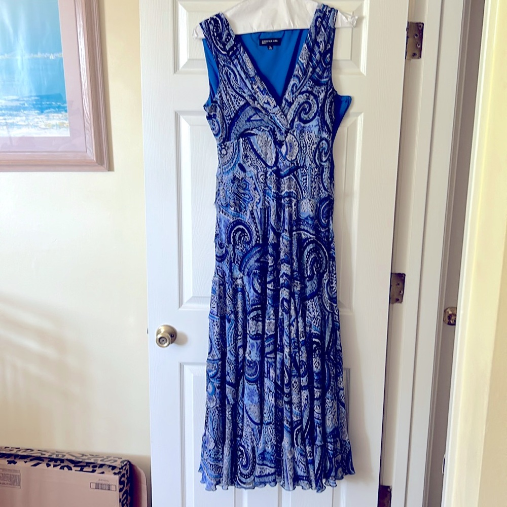 great dress beautiful fabric in blues has a wonderful full skirt